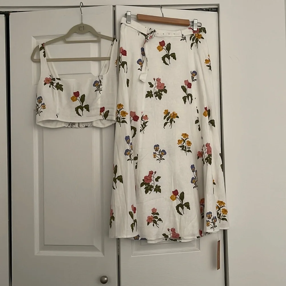 NWT Reformation Cole Two Piece, size 6, white linen floral, crop top skirt